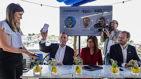 A apresentação juntou (da esq. para a dir.) Massimo Itta, CCO Bancomat, Teresa Mesquita, administradora executiva e COO da SIBS e Alfred Baroulier, da EPI.