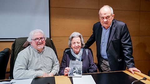 Jorge Morais com os filhos de Mário Soares, Isabel e João, durante a apresentação das 100 crónicas.