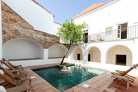 Área exterior do hotel Almada Moura, no Alentejo. 