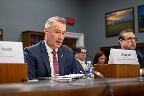 Demite-se diretor interino do ICE e responsável por plano de deportação de Trump