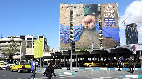 Mural alusivo ao bloqueio de Estreito de Ormuz em Teerão.