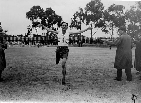 O momento em que o vencedor Jaime Mendes, da equipa Vendedores de Jornais, cortou a meta no Campo Grande. Bateu os 42 rivais e terminou os 15 km da prova, organizada pelo jornal “Os Sports”, em 51 minutos e 35 segundos.