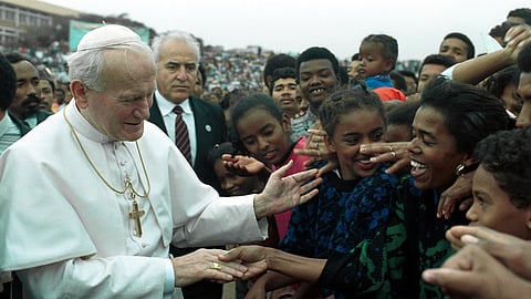 A viagem de João Paulo II levou palavras de esperança e de encorajamento para se alcançar uma paz duradoura quando se celebravam 500 anos de evangelização de Angola.    