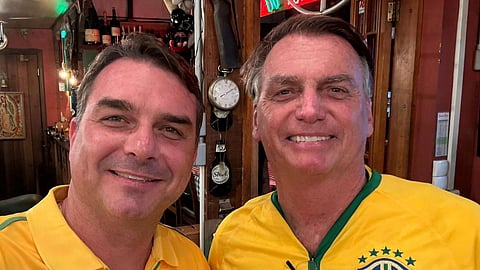 Flávio Bolsonaro e o pai Jair Bolsonaro.