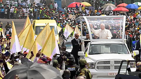 Leão XIV no Papamóvel.