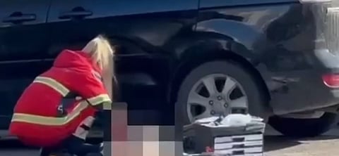 Assistência a uma das vítimas do tiroteio, em Kiev