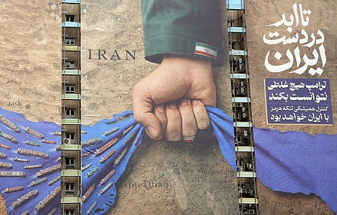 Pintura em prédio iraniano sobre o estreito de Ormuz.