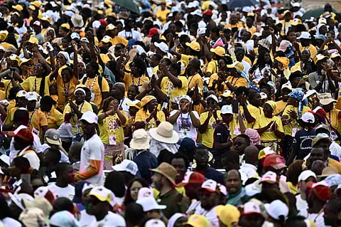 Milhares de pessoas estão nas ruas para acompanhar a visita do líder da Igreja Católica.