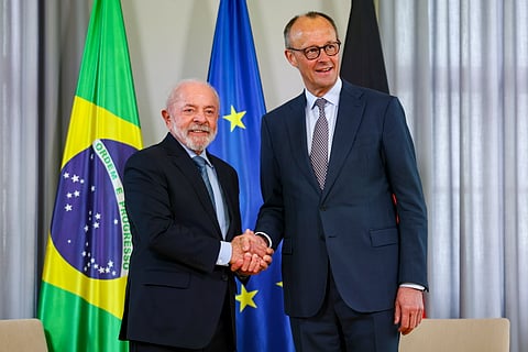 O chanceler alemão Friedrich Merz (à direita) e o presidente brasileiro Luiz Inácio Lula da Silva (à esquerda) no Palácio de Herrenhausen, em Hanover