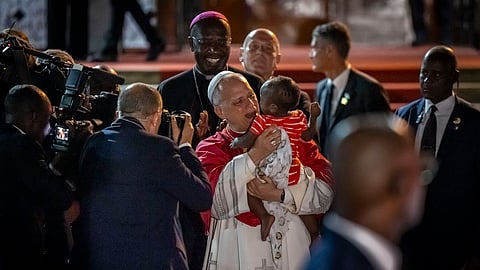 O papa com uma criança, depois do encontro com os bispos e outros membros da igreja angolana em Luanda.