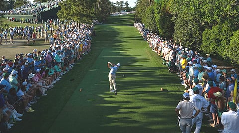 O norte-irlandês Rory McIlroy ataca o buraco 18 na caminhada para a conquista do Grand Slam.