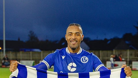 Jandir Cruz tem 37 anos e há onze que vive em Inglaterra. Joga no Cockfosters, clube pelo qual vai cumprir um sonho a 17 de maio: jogar uma final no mítico Estádio de Wembley.