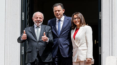 O presidente brasileiro recebido por Luís Montenegro, acompanhado pela primeira-dama Janja Lula da Silva.