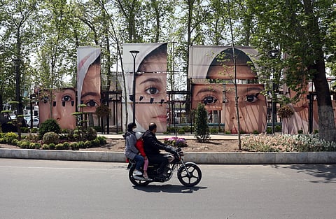 Fotografias de algumas crianças vítimas do ataque dos EUA à escola de Minab, em exposição numa praça de Teerão.