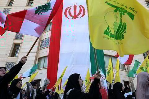 Apoiantes do Hezbollah com bandeiras do Líbano e do Irão, num evento em memória de Khamenei. 