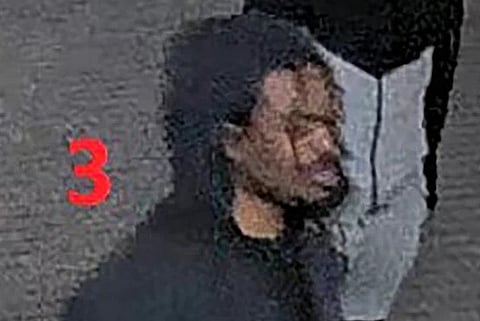 A polícia divulgou imagens do suspeito captadas pelas câmaras de videovigilância.