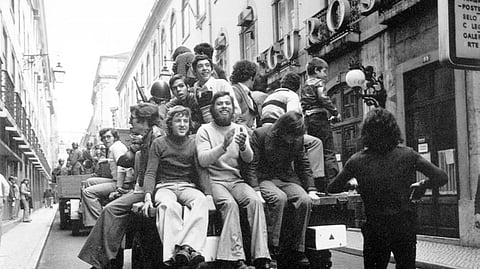 As consequências que resultaram para o país com o 25 de Abril de 1974 (na foto, um dos momentos captados pelo DN no dia da revolução) foram “mais positivas do que negativas”, dizem 77,6% dos inquiridos.