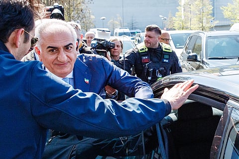 Filho do último xá do Irão foi atingido com líquido avermelhado em Berlim (veja o vídeo)