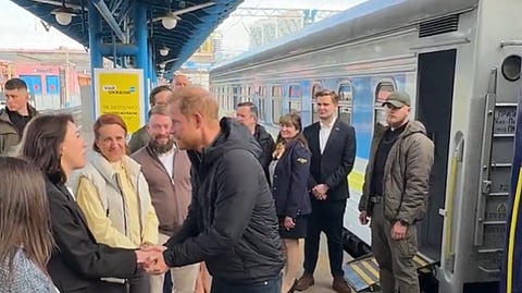Príncipe Harry de visita a Kiev pede a Putin para "parar" com a guerra