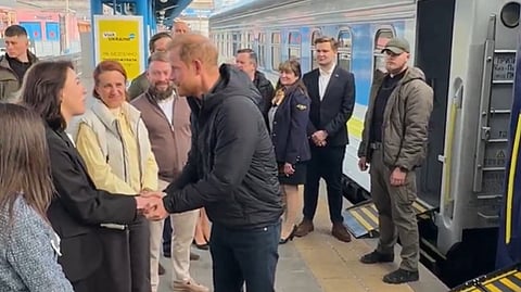 Príncipe Harry de visita a Kiev pede a Putin para "parar" com a guerra