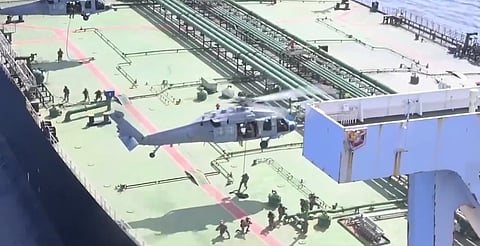 Fotograma de um vídeo publicado pelo Pentágono durante  a abordagem ao petroleiro M/T Majestic X, um “navio apátrida sancionado”.