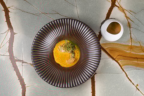 Khao soi, com tagliatelli de lula curada, sopa khao soi, noodle de ovo frito, pele de frango crocante insuflada e couve chinesa fermentada é um dos pratos de primavera do restaurante Intemporal.