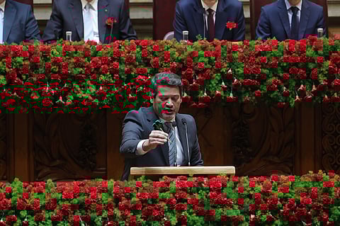 André Ventura foi o único orador a comparecer com um cravo verde, que associou aos emigrantes portugueses.