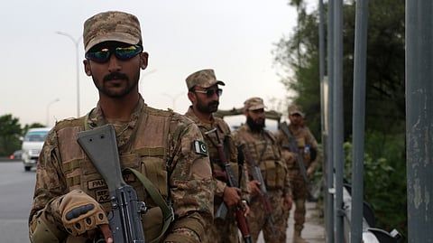 Soldados paquistaneses asseguram a segurança em Islamabad, onde Irão e Estados Unidos vão negociar