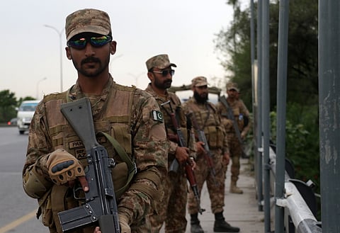 Soldados paquistaneses asseguram a segurança em Islamabad, onde Irão e Estados Unidos vão negociar