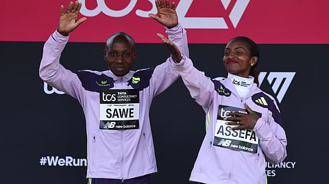 Sabastian Sawe e Tigst Assefa, da Etiópia. 