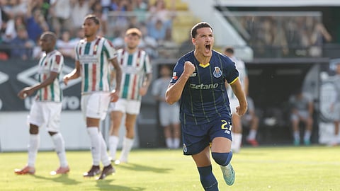 Deniz Gül bisou na Reboleira.