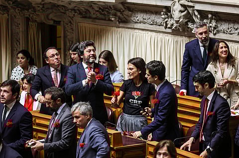 Pedro Delgado Alves, com três cravos na lapela, no início da sessão solene comemorativa do 25 de Abril.