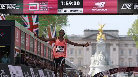 Sawe corta a meta junto ao Palácio de Buckingham. 