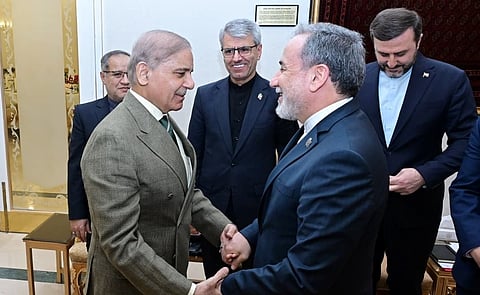 Shehbaz Sharif, primeiro-ministro do Paquistão, cumprimenta o chefe da diplomacia do Irão, Abbas Araghchi.
