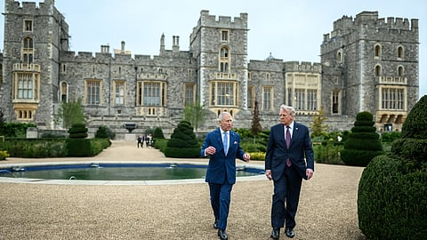 arlos e Trump junto ao castelo  de Windsor, na visita de Estado  do presidente dos EUA, em setembro. 