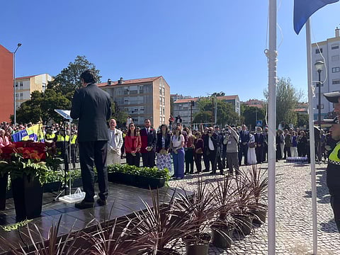 Enquanto Marco Almeida discursava, Ana Mendes Godinho manteve-se de costas. E diz ter seguido o protocolo, ao contrário dos vereadores da maioria de centro-direita.