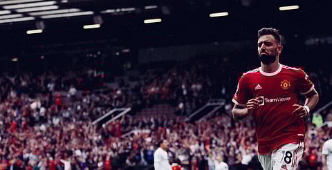 Bruno Fernandes volta a brilhar na vitória do Manchester United e fica a um passo de recorde histórico