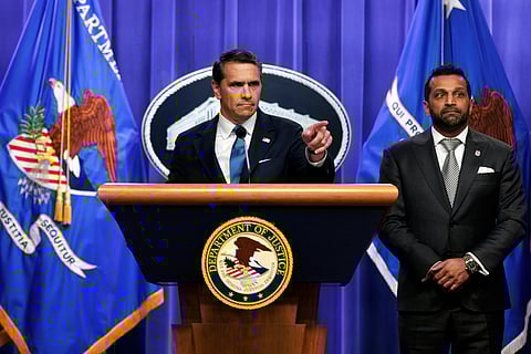 Todd Blanche (centro) e Kash Patel em conferência de imprensa após a tentativa de assassinato do presidente Trump.