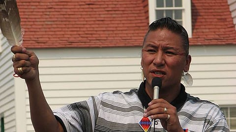 Ator de 'Dança com Lobos' Nathan Chasing Horse condenado a perpétua por agressão sexual