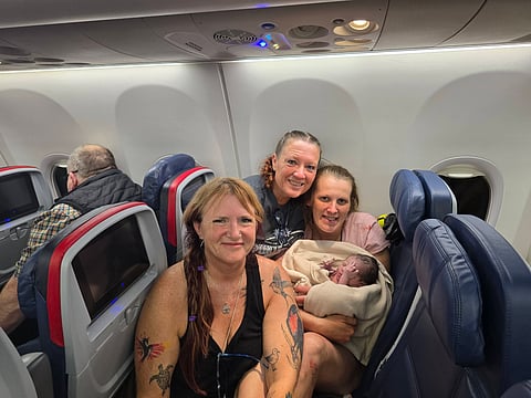 Bebé a bordo. Parto a 4800 metros de altitude numa viagem de avião