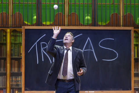 No Clube dos Poetas Mortos, Diogo Infante interpreta  John Keating, um antigo aluno do Colégio Welton que agora regressa como professor.