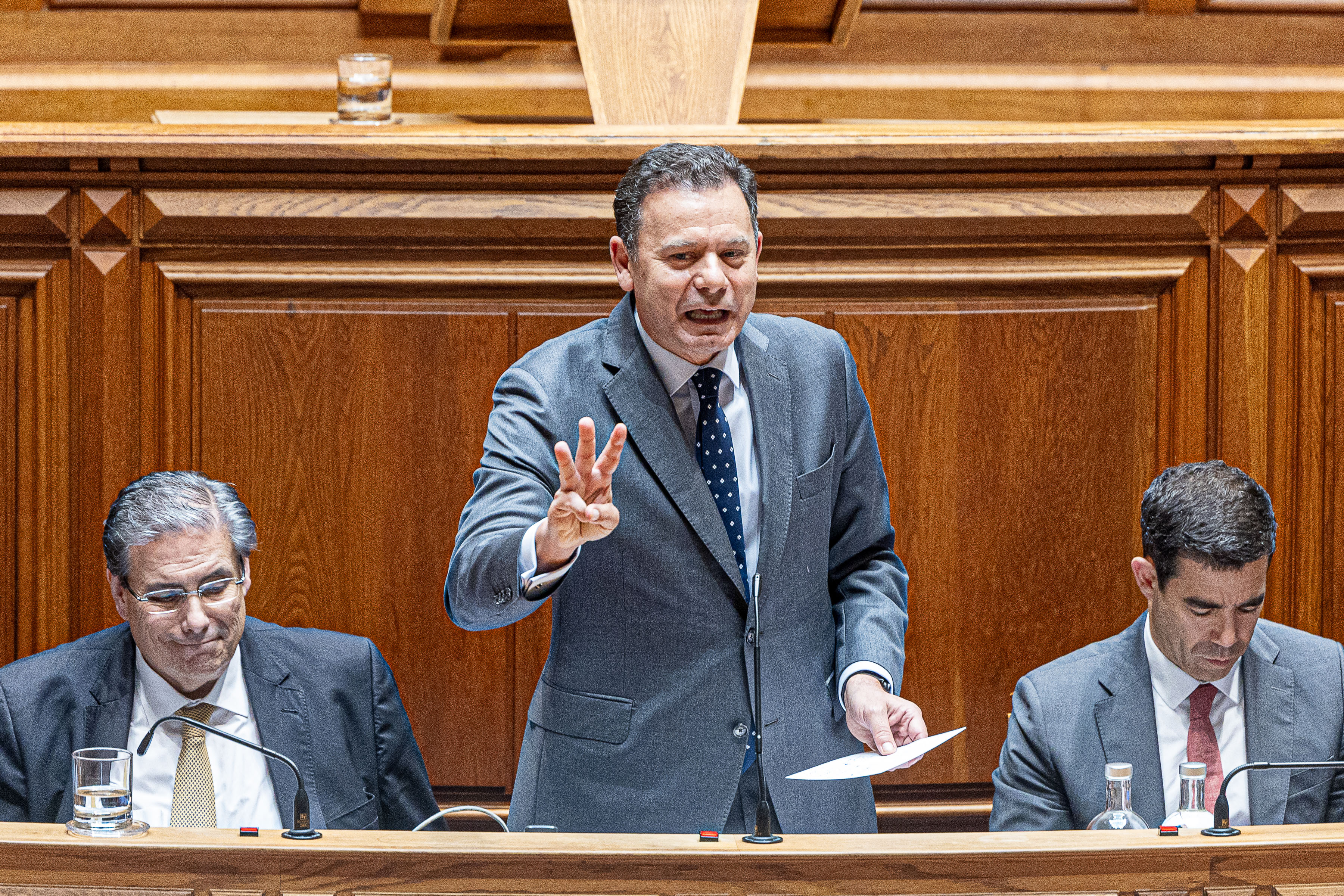 Montenegro afirmou que foi o “voluntarismo e o imediatismo populista do Partido Socialista que trouxe a fatura da troika a Portugal”.