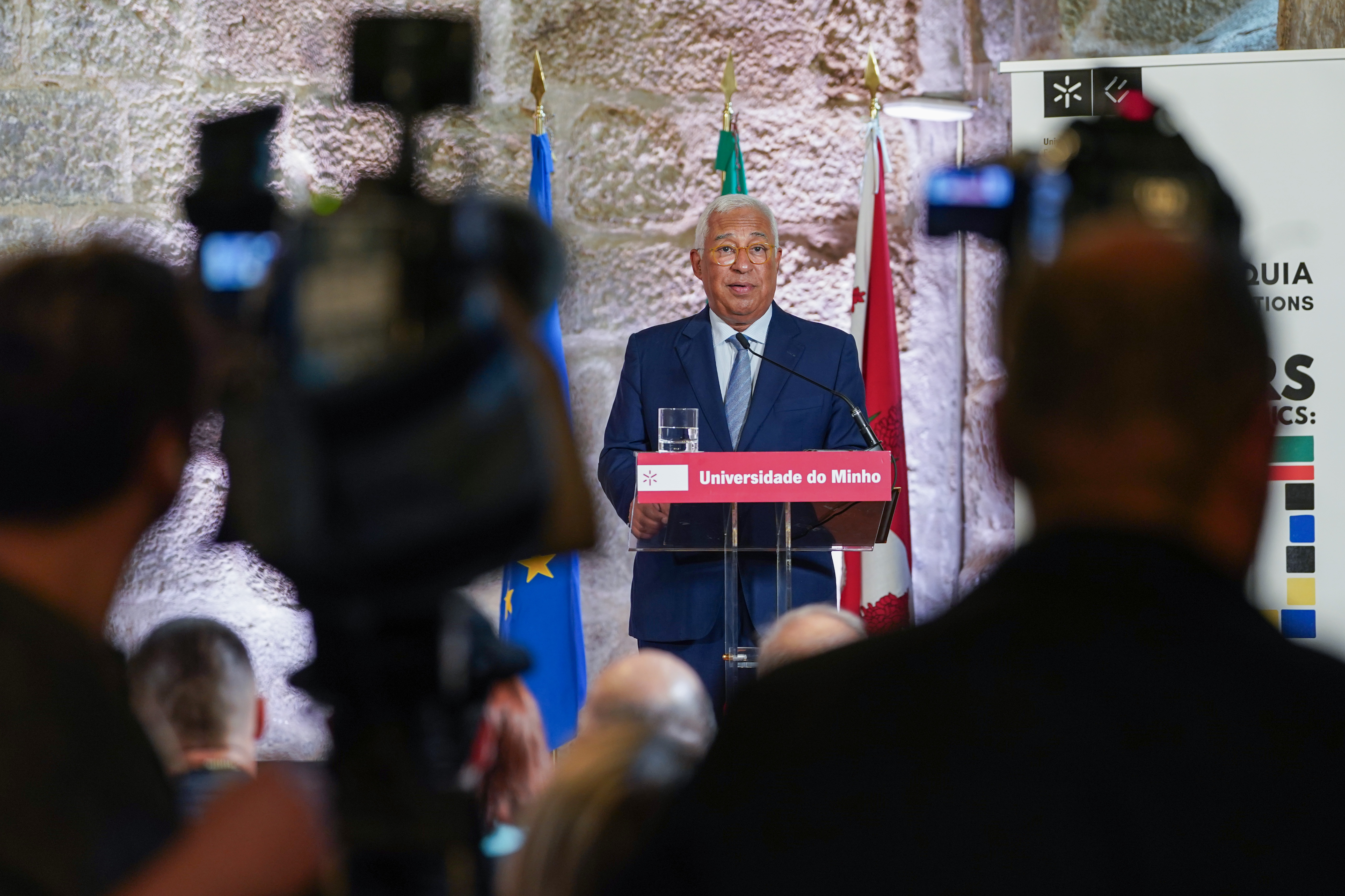 Costa considera inaceitável que em países como Portugal jovens gastem todo o salário em habitação