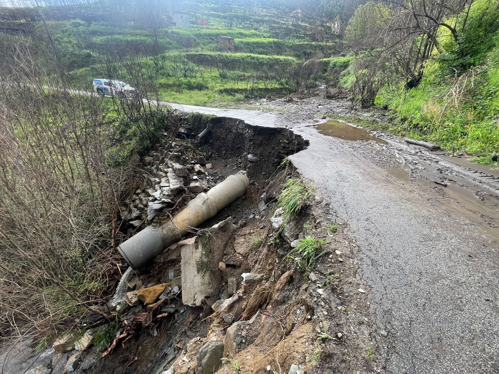 Estrada em Oliveira do Hospital colapsa devido ao mau tempo