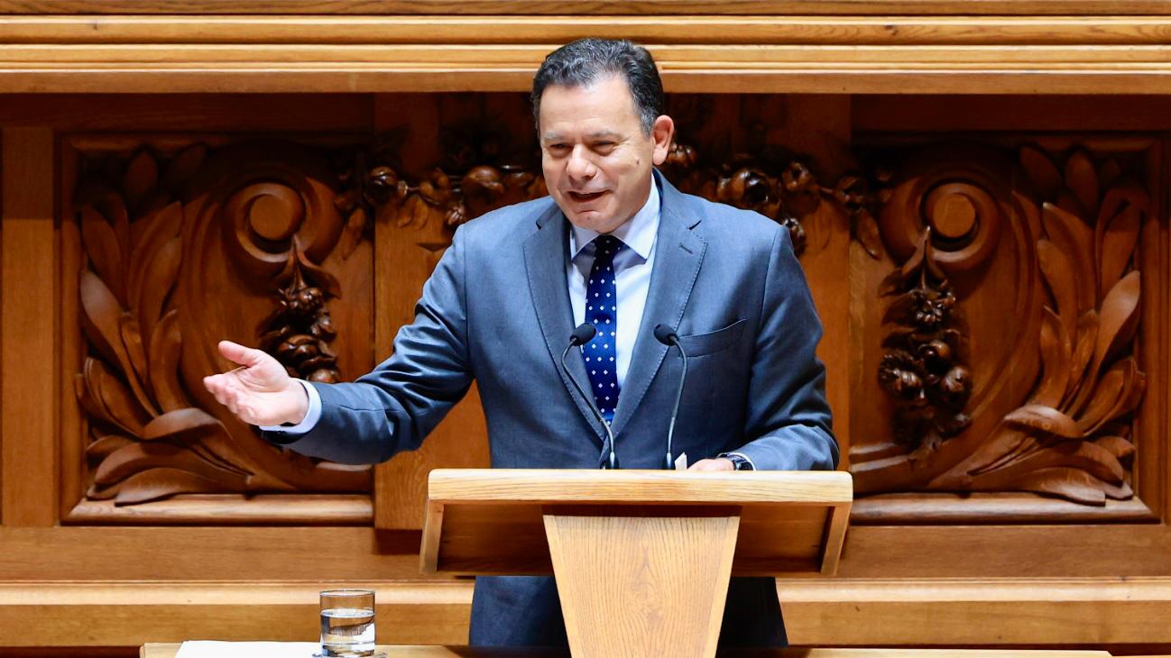 Luís Montenegro acusa José Luís Carneiro de ser "o mais chegano de todos os deputados socialistas".