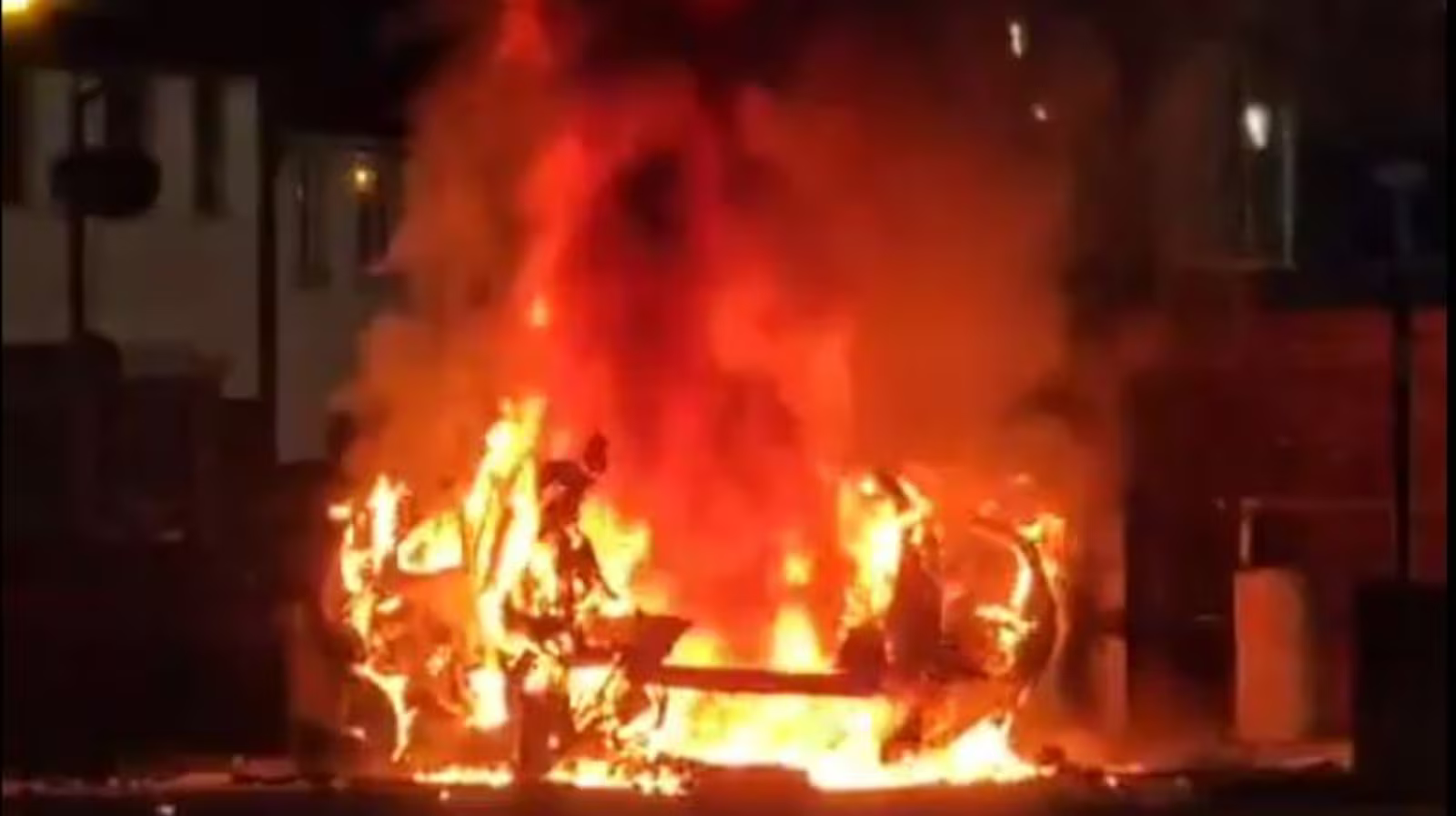 O veículo ficou envolto em chamas, como mostra esta imagem de um vídeo partilhado nas redes sociais.