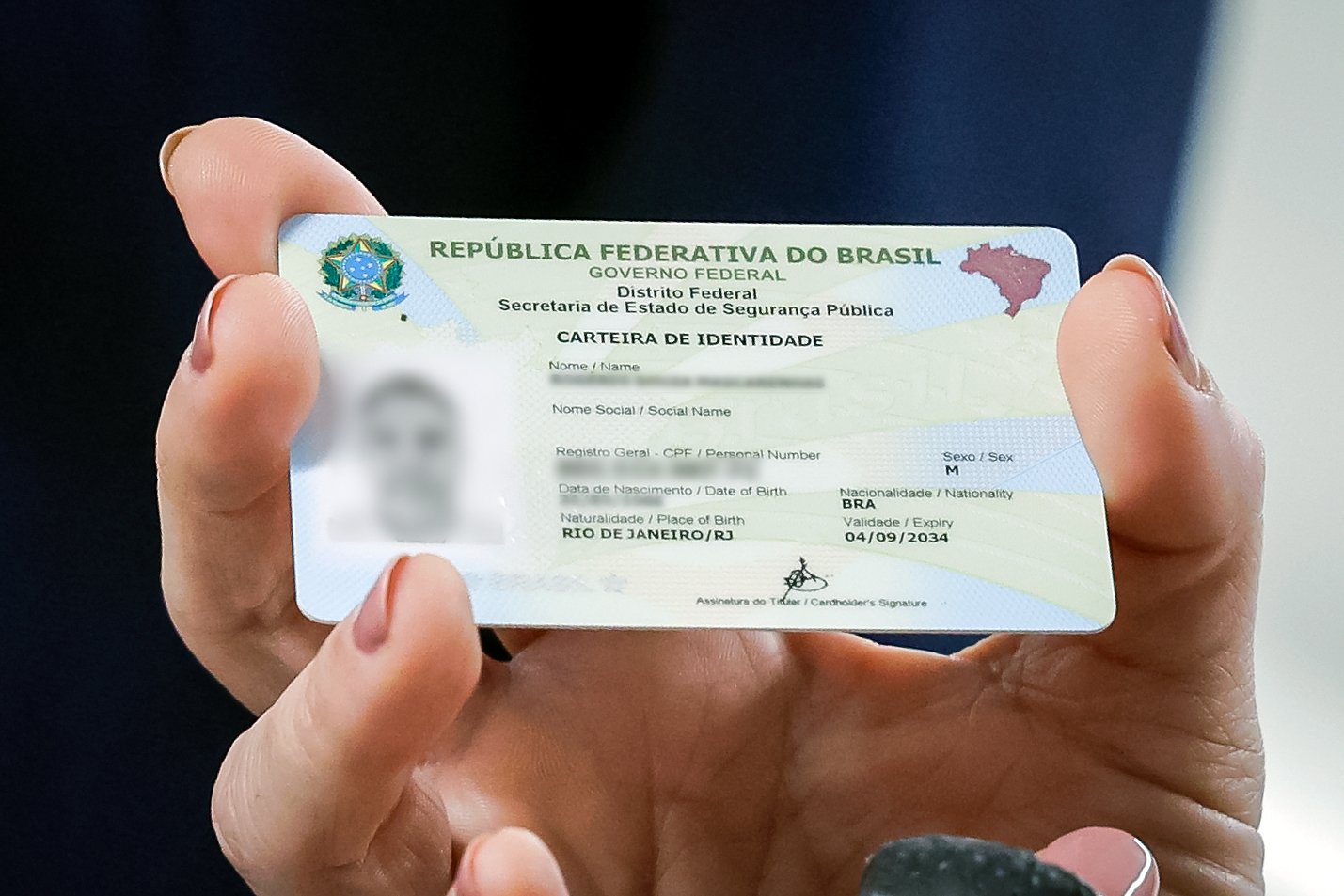 Carteira de identidade nacional começa a ser emitida para brasileiros no exterior em projeto-piloto em Portugal.