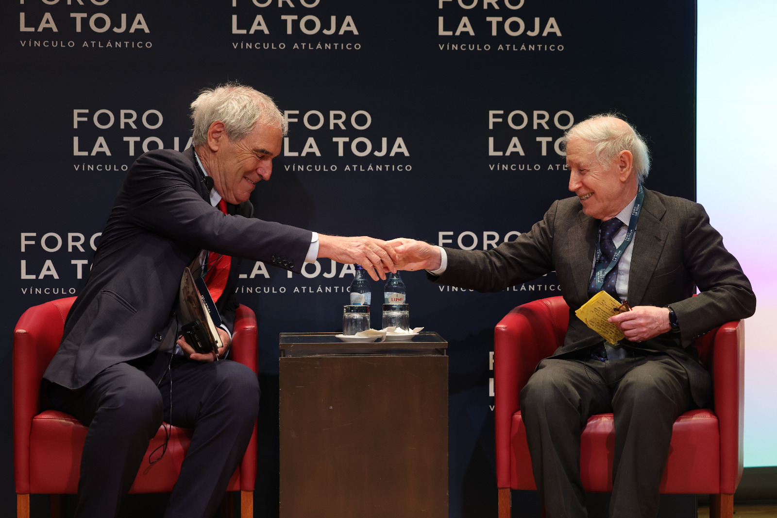 O canadiano Michael Ignatieff e o israelita Shlomo Ben Ami no Foro La Toja, em Lisboa.