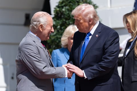 Trump despede-se de Carlos III à porta da Casa Branca.