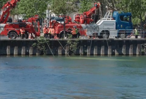 Autocarro choca com carro perto de Paris e cai ao rio Sena